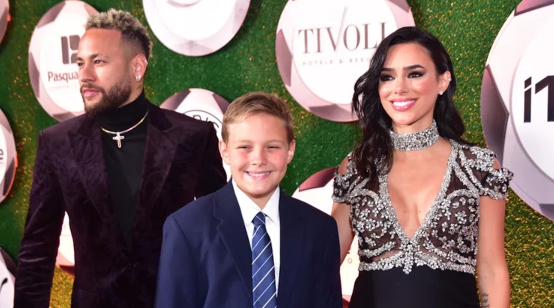 Neymar e Bruna posam de mãos dadas em 1ª aparição após jogador admitir traição