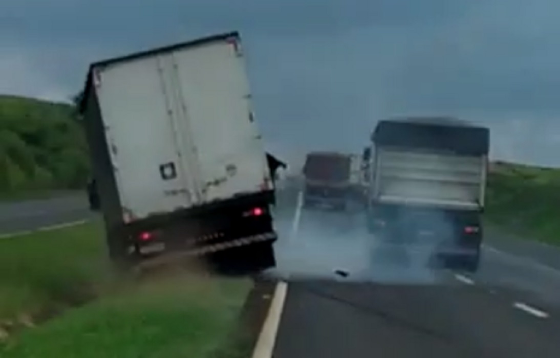 Carreta joga caminhão para fora da pista por vingança e quase causa tragédia