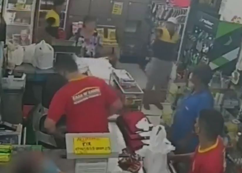 Vídeo: Dupla assalta mercadinho e ameaça atirar em criança e idosos em Manaus