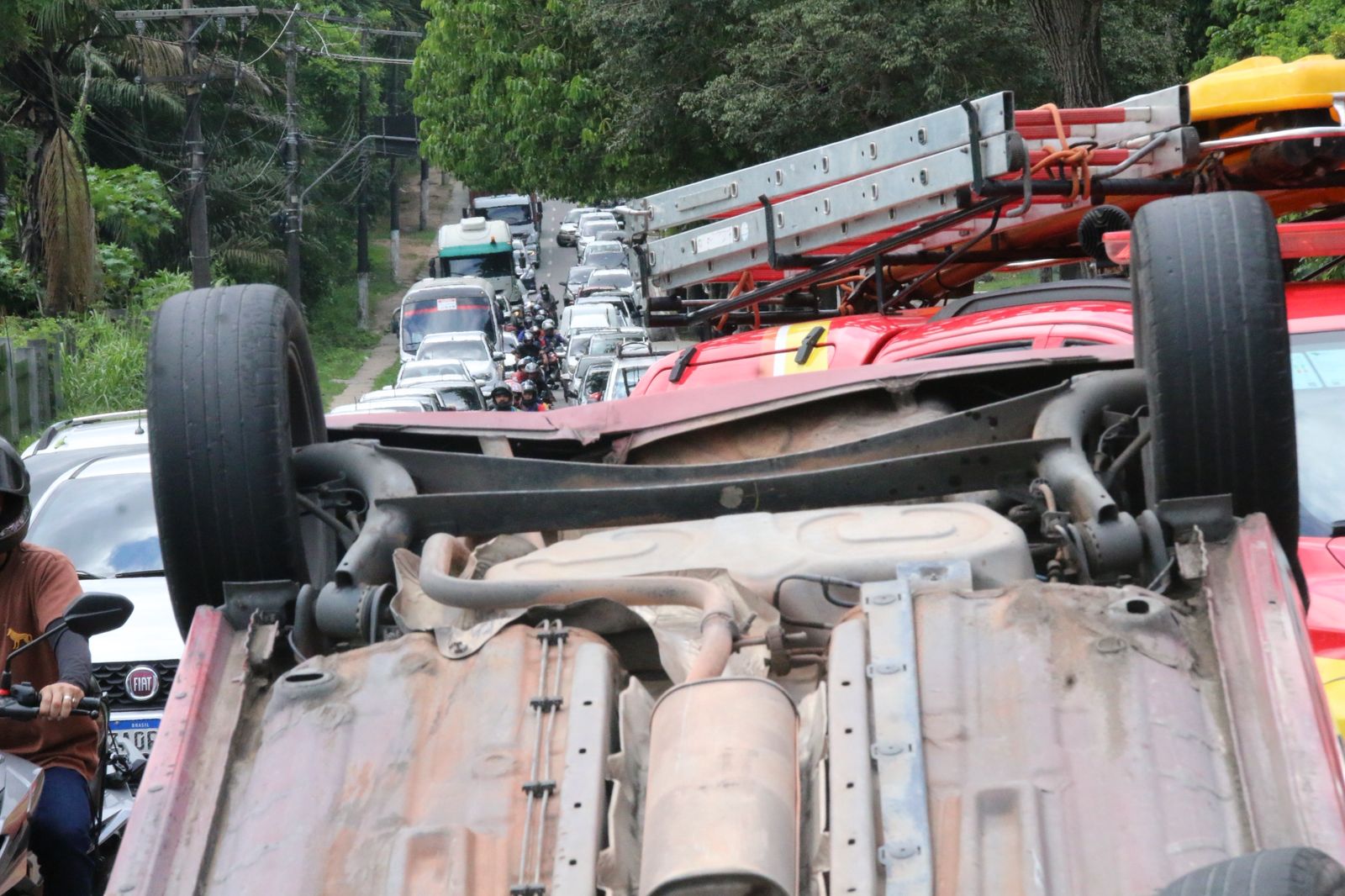 "Roda se soltou e causou acidente", diz motorista após carro com idosa capotar no Japiim