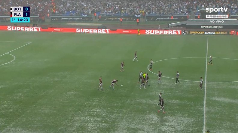 Jogo Flamengo x Botafogo retorna após ser interrompido por chuva no Mangueirão
