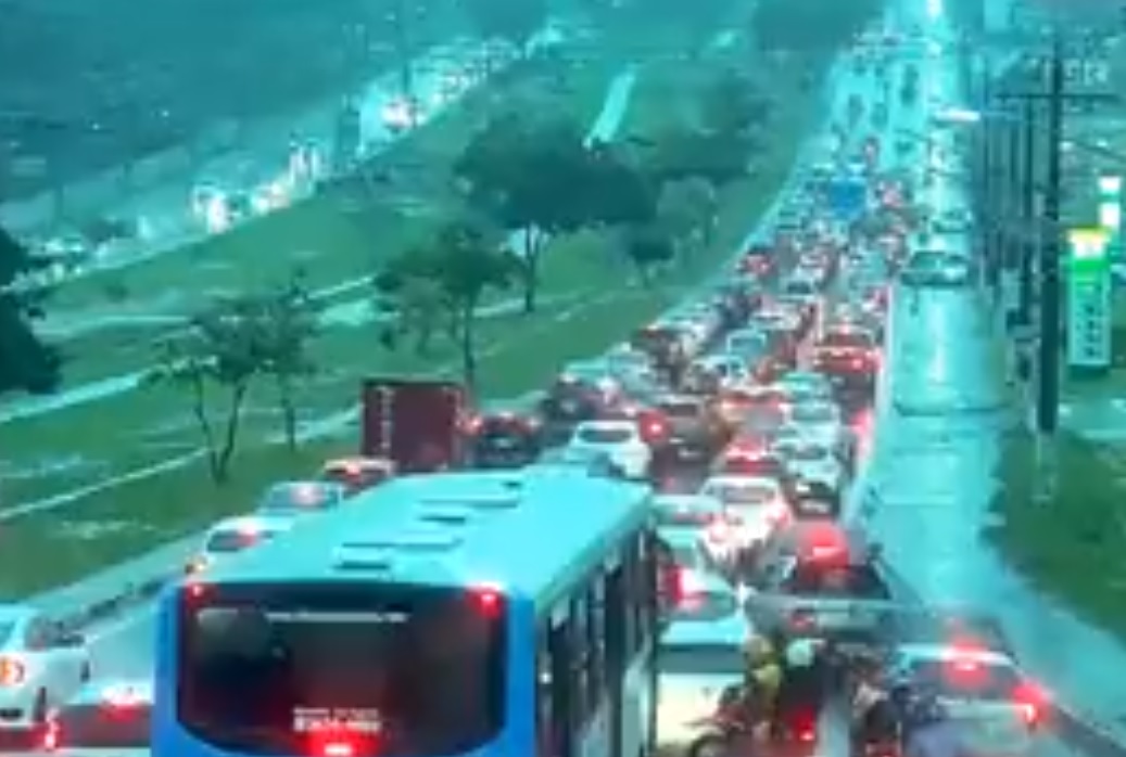 Manhã de chuva torrencial é marcada por congestionamento em Manaus