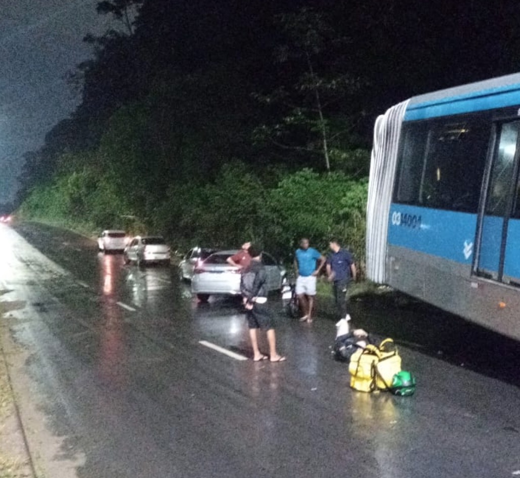 Ônibus biarticulado invade mata do Adolpho Ducke em acidente com motociclista em Manaus