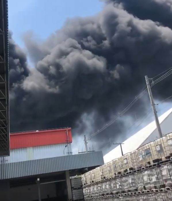Novos vídeos mostram incêndio em fábrica de isopor em Manaus