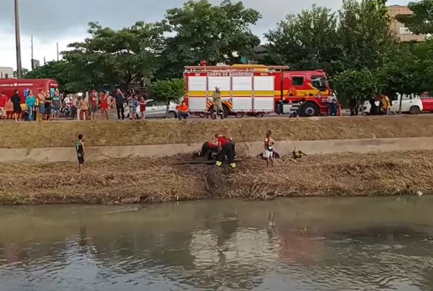 Após 8 horas, homem deficiente é encontrado em bueiro, mas se recusa a sair