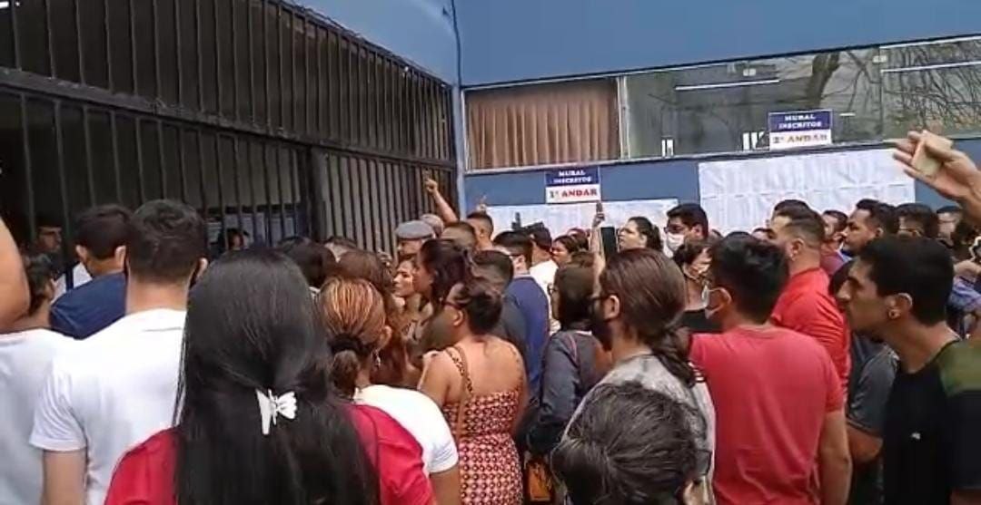 Candidatos do concurso da Sefaz causam tumulto em local de prova em Manaus; vídeos