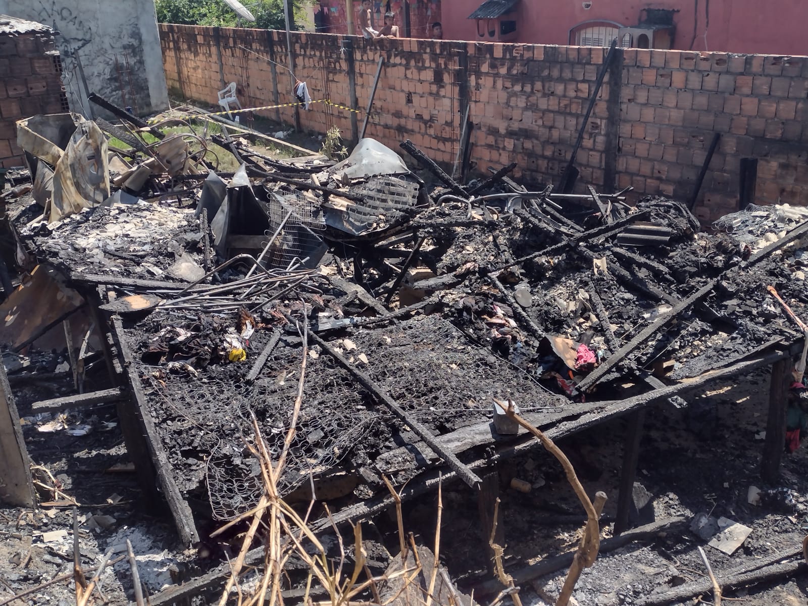 Mulher morre carbonizada em incêndio em Manaus