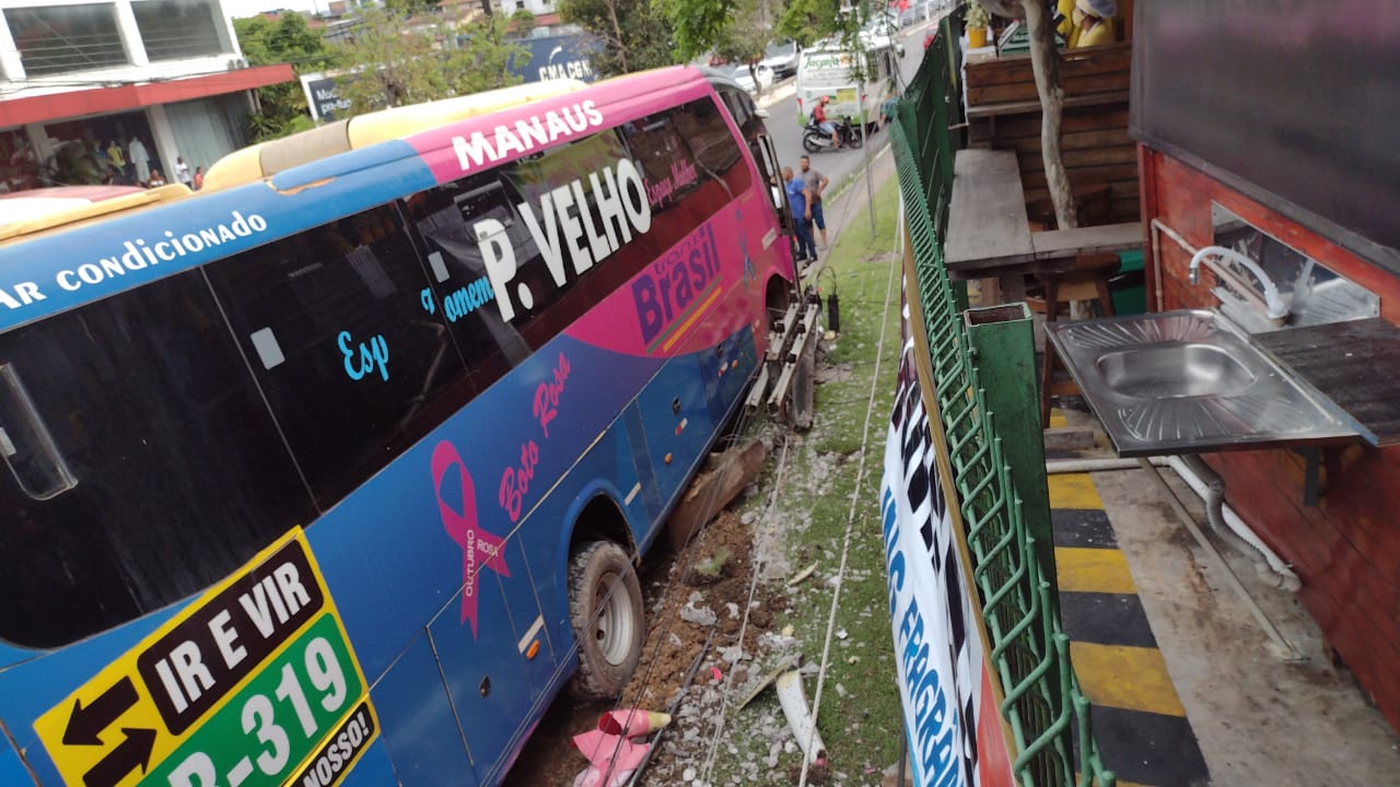 Ônibus de viagem interestadual invade calçada de supermercado em Manaus; vídeo