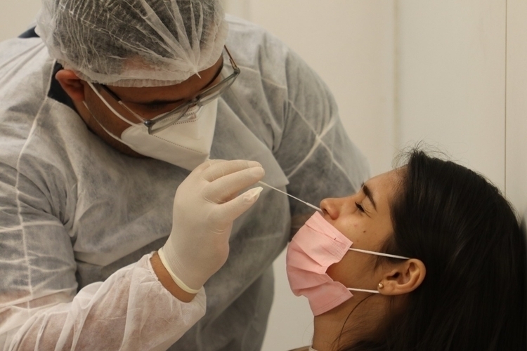 Casos de Covid no Amazonas sobem 373% em 14 dias e alerta de risco é divulgado