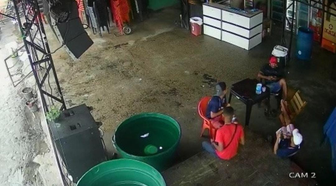 Vídeo mostra fiscal de lotação e amigos sendo crivados de bala em bar de Manaus