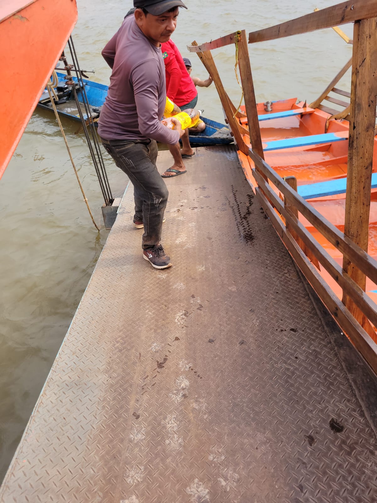 Criança desaparece e bebê fica ferida após lancha atropelar canoa de família no Amazonas