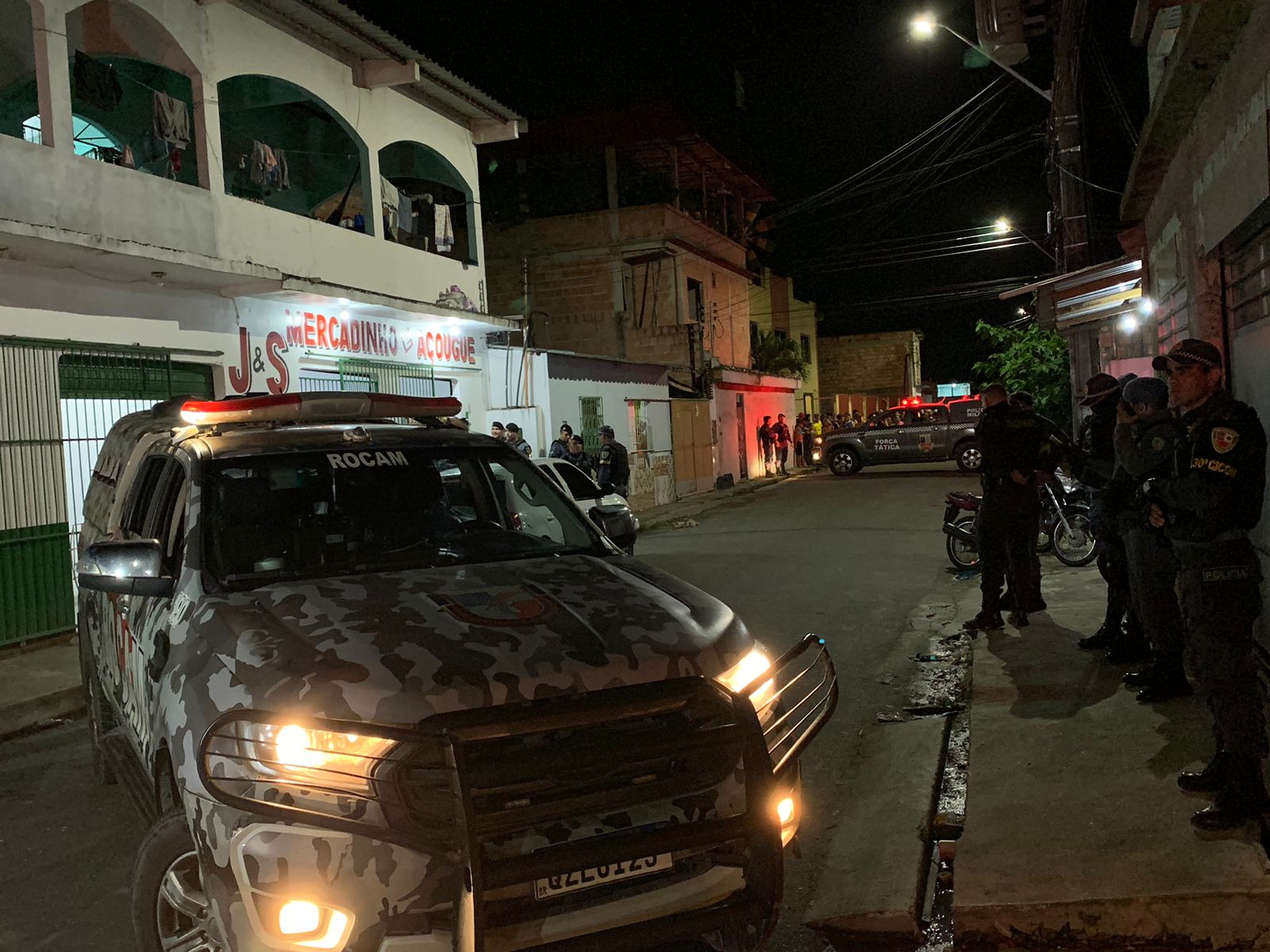 Criminoso armado faz refém após assalto a mercadinho ser frustrado em Manaus