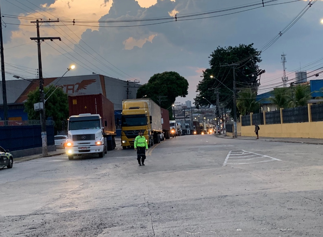 Fila quilométrica de carretas toma conta de via após acidente em Manaus