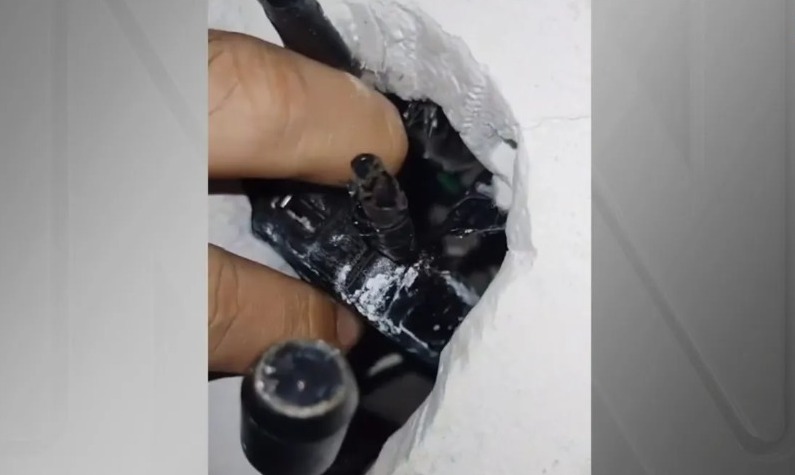 Após descobrir câmera no banheiro, família troca tomadas para aumentar segurança