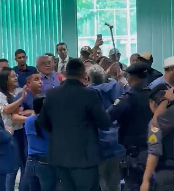 Vereador tenta dar bengalada em secretário durante briga generalizada na Câmara de Iranduba