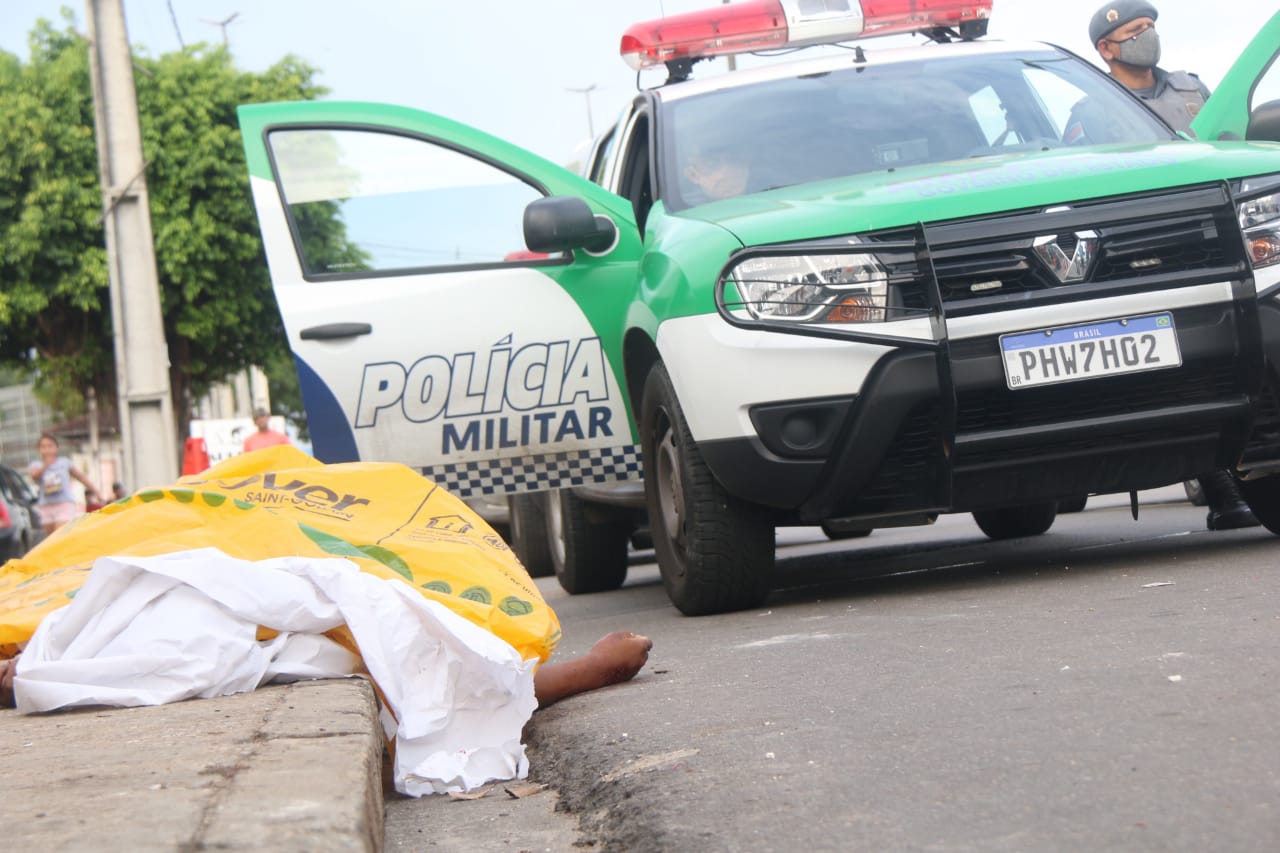 Suspeito de assalto é assassinado próximo a supermercado em Manaus 