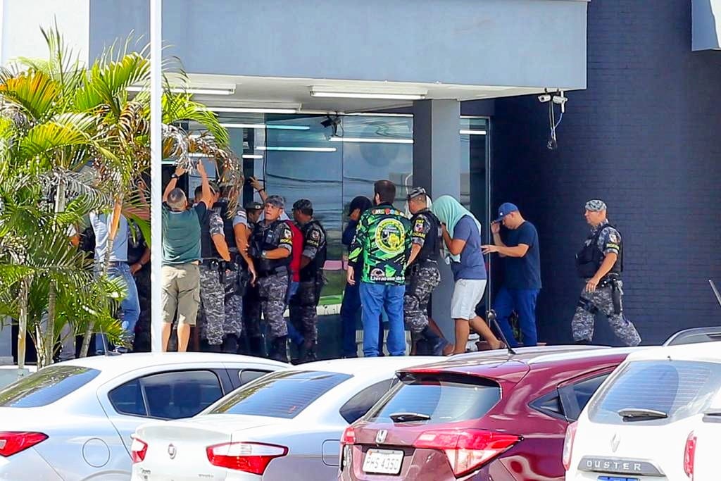 Doze policiais militares são presos suspeitos de participarem de chacina na AM-010