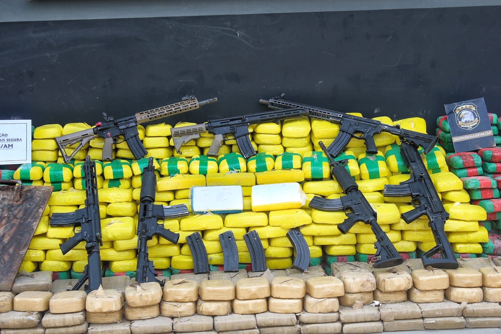 Com lancha blindada e fuzis de guerra, traficantes confrontam polícia no Rio Solimões 