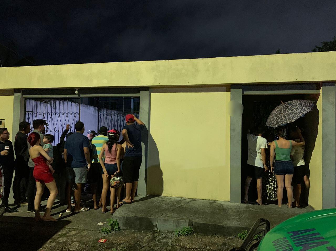Adolescente suspeita de dar golpes tem casa invadida por população enfurecida em Manaus