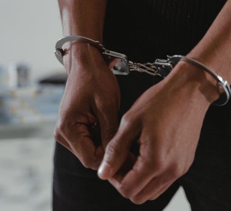 Homem é preso por torturar a mãe de 70 anos para pegar herança