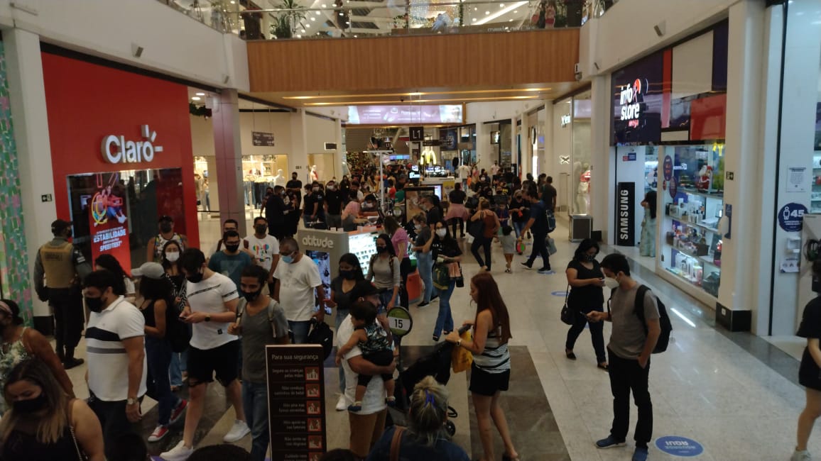 Shoppings ficam lotados dois dias antes do Natal em Manaus