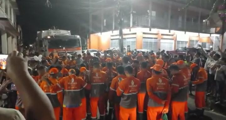 Vídeo: Garis fecham rua com pedidos de Justiça por morte de colega de trabalho