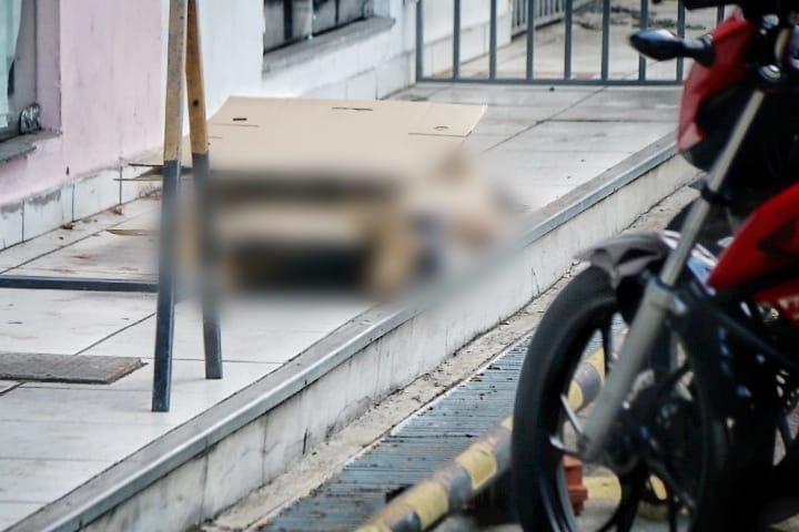 Motorista é morto a tiros em carro no estacionamento de posto de gasolina em Manaus
