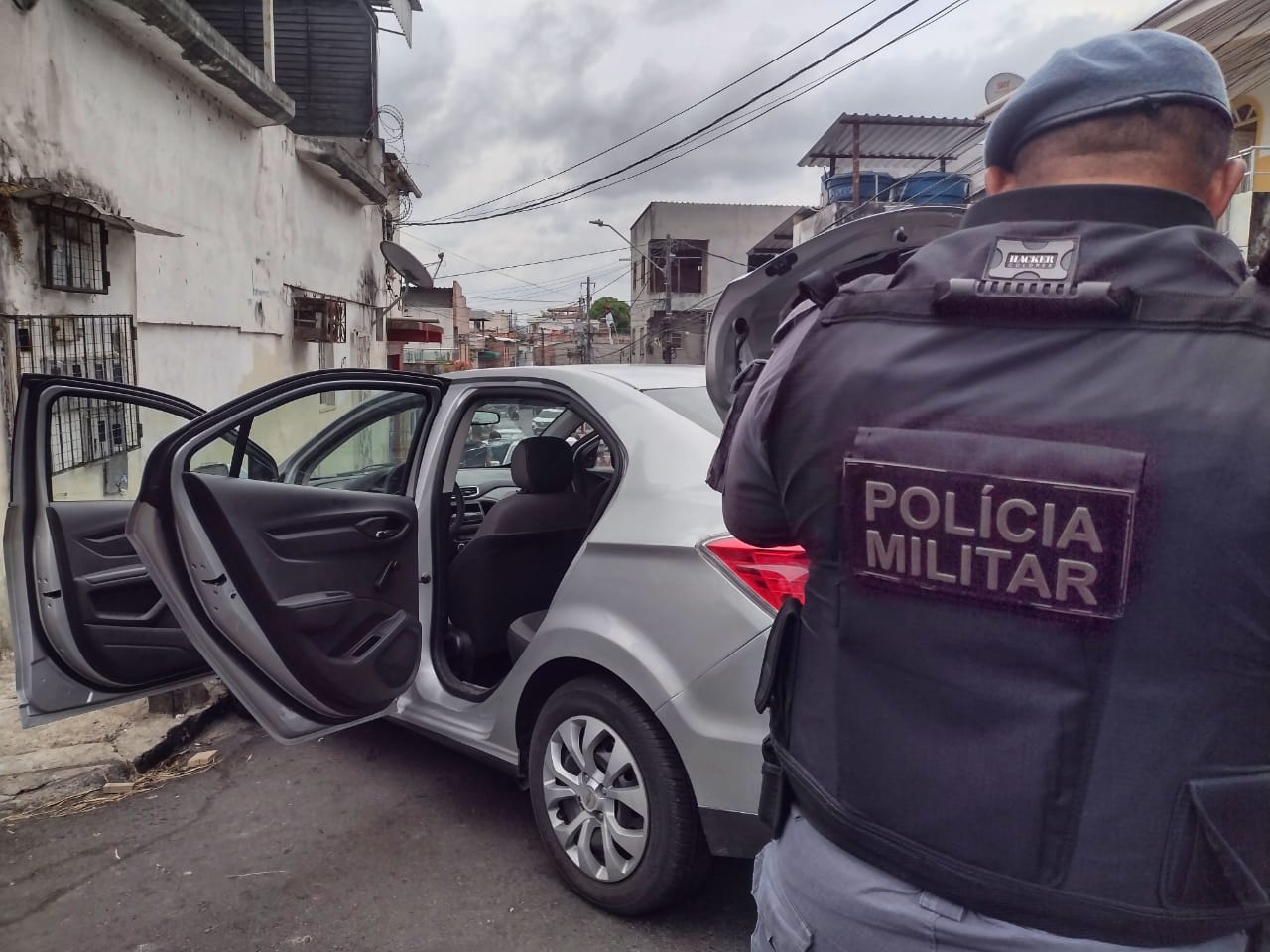 Morre homem baleado ao lado de amigo dentro de carro em Manaus