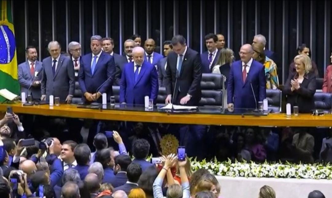 'A decisão das urnas prevaleceu', diz Lula ao tomar posse como presidente do Brasil