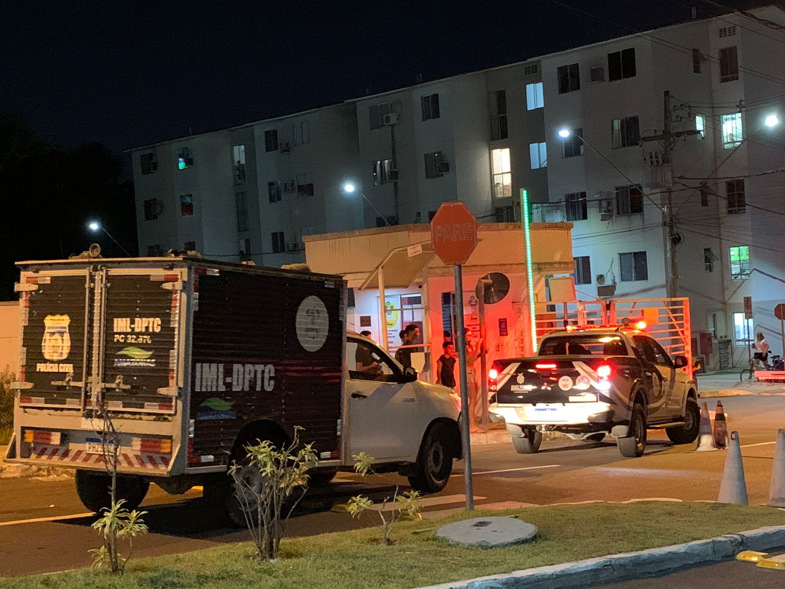 Homem é assassinado e tem carro roubado dentro de condomínio no Tarumã