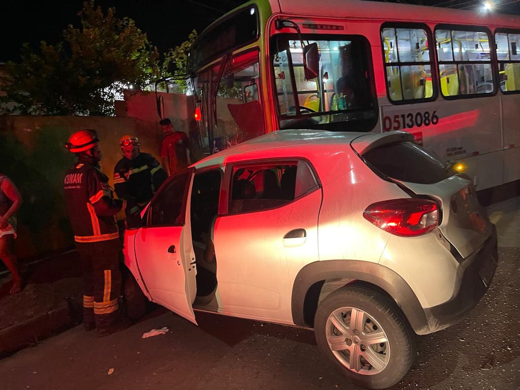 Motorista de App morre após carro ser arrastado por ônibus em acidente em Manaus