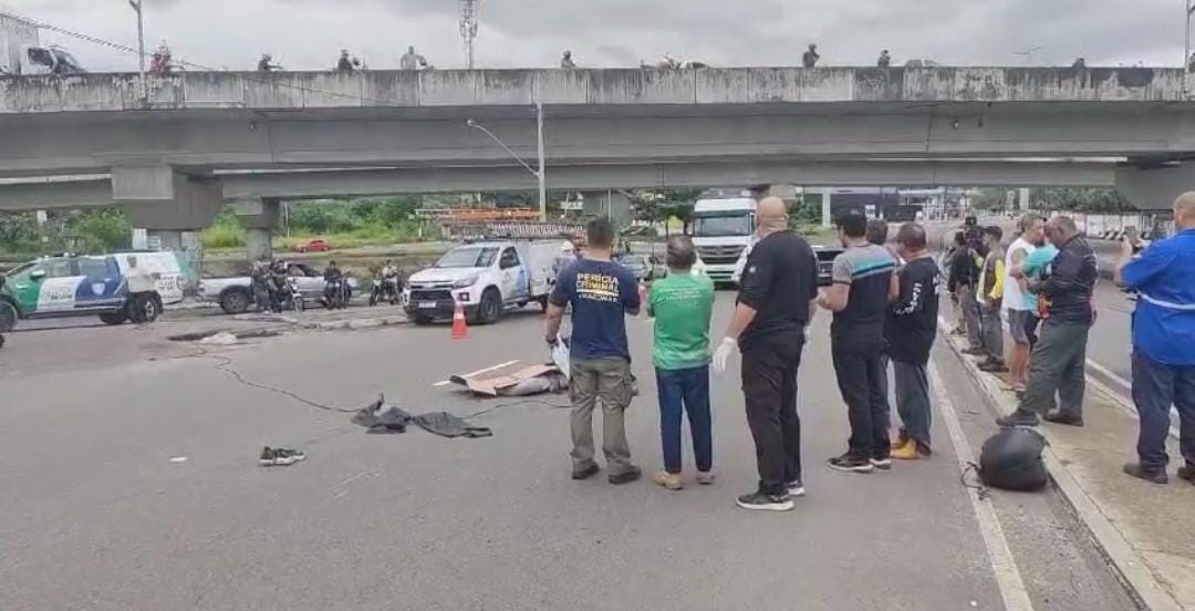 Motociclista morre após se enrolar em fio solto de poste na Av. Rodrigo Otávio