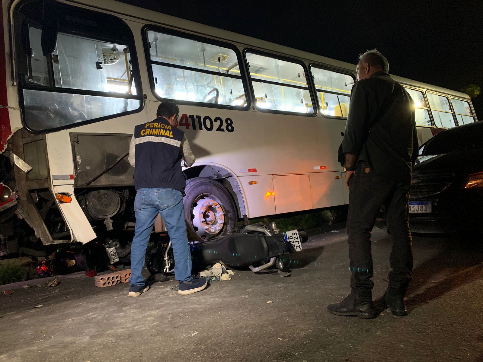 Ônibus perde freio, atropela motociclistas e imprensa motorista em Manaus