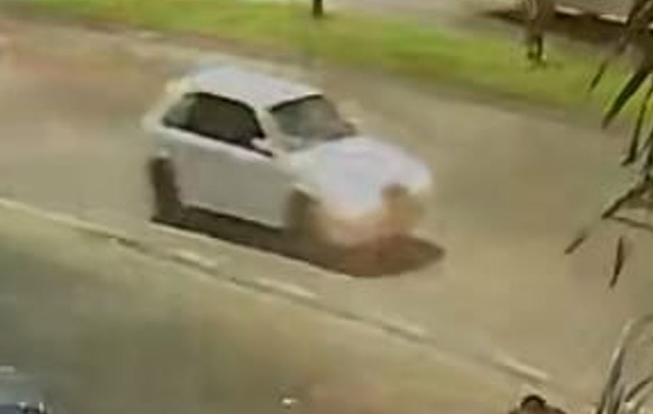 Vídeo: Carro invade calçada e atropela jovens ao chegarem em igreja de Manaus