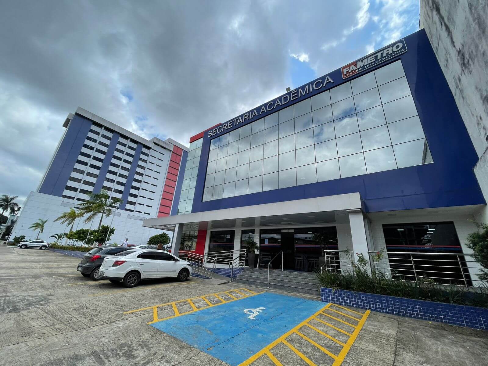 Finalistas de Medicina pedem multa e até prisão de diretoras da Fametro