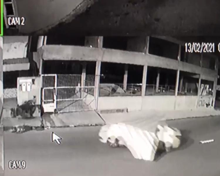 Vídeo: Suposto PM foge após morte de mulher trans em motel de Manaus