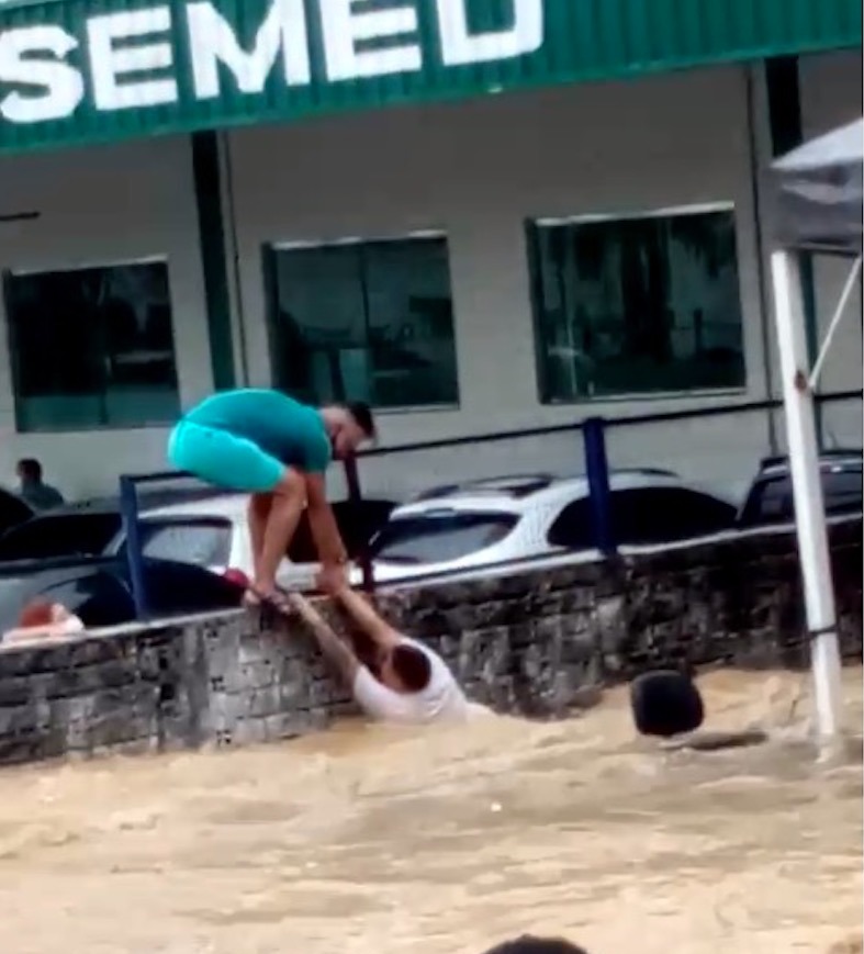 Pessoas são arrastadas por enxurrada na Torquato Tapajós em Manaus; vídeo