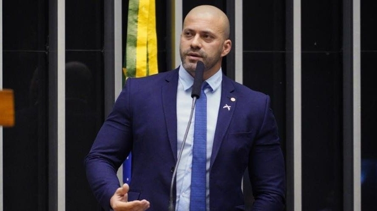 Moraes multa deputado Daniel Silveira em R$ 405 mil por descumprir restrições