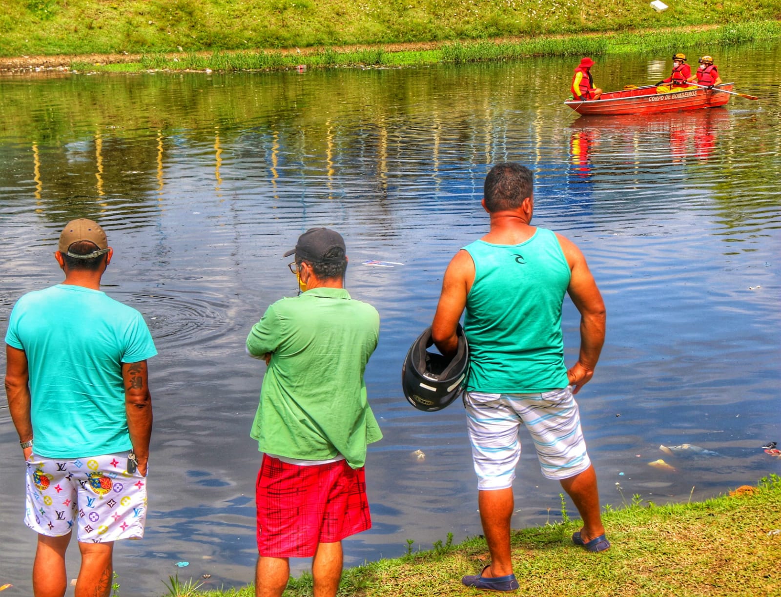 Com ajuda de cordas com ganchos, buscas por adolescente continuam em Manaus