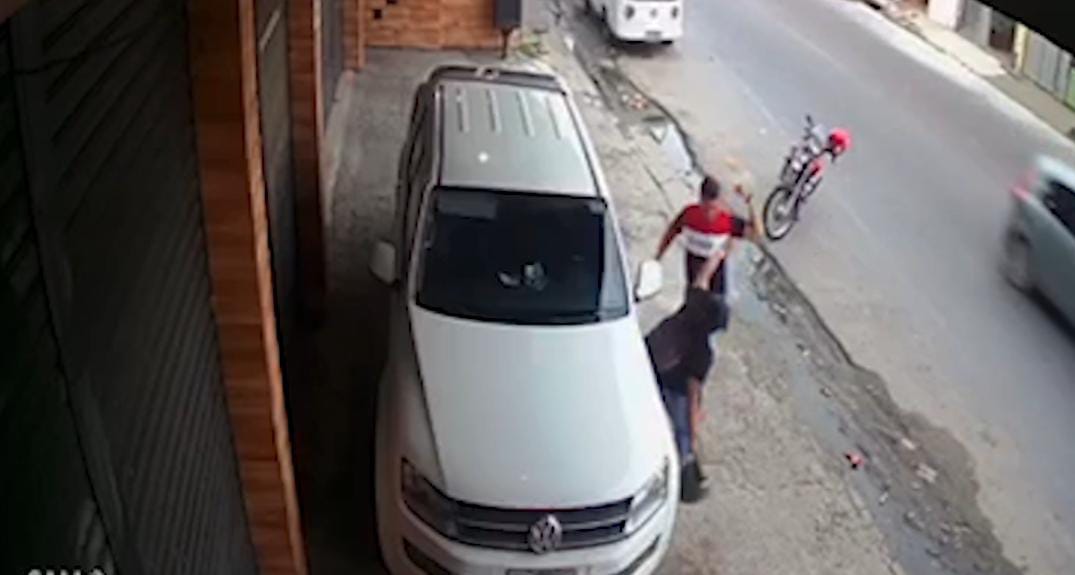Homem é flagrado espancando mulher em rua de Manaus; veja vídeo