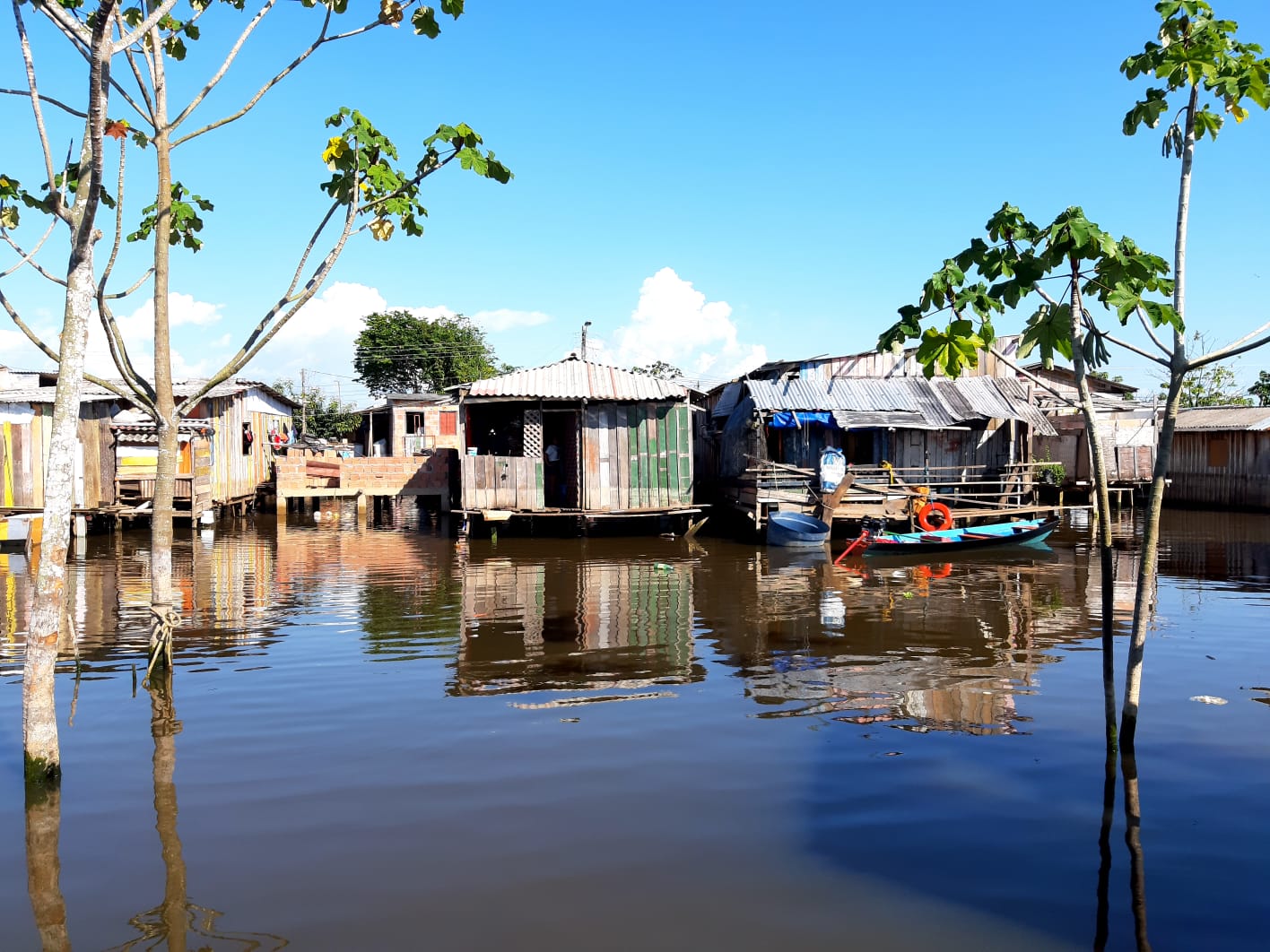 Adolescente de 12 anos some em rio no Amazonas após encapuzados invadirem palafita