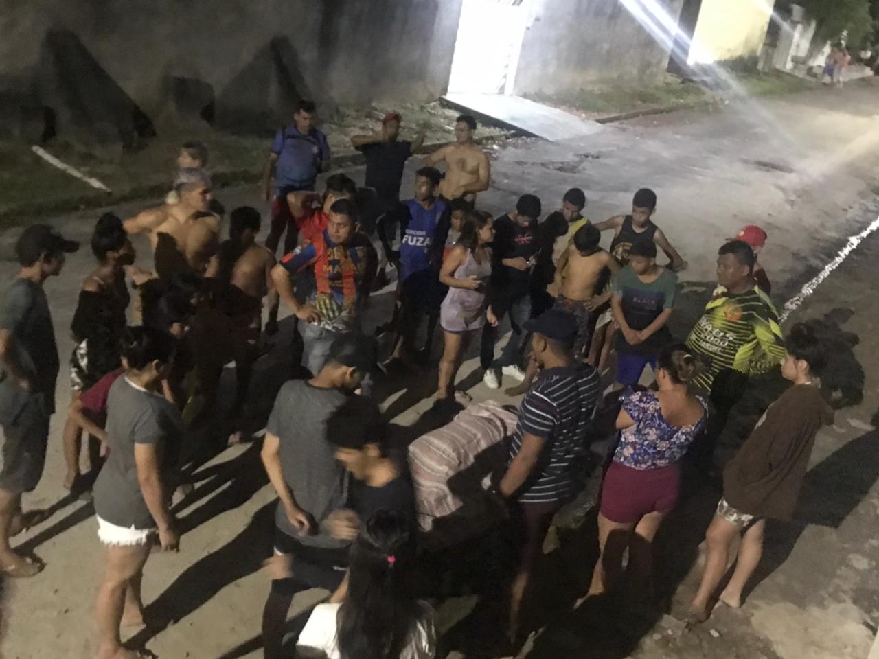 Homem é jogado de carro e executado a tiros no meio da rua em Manaus