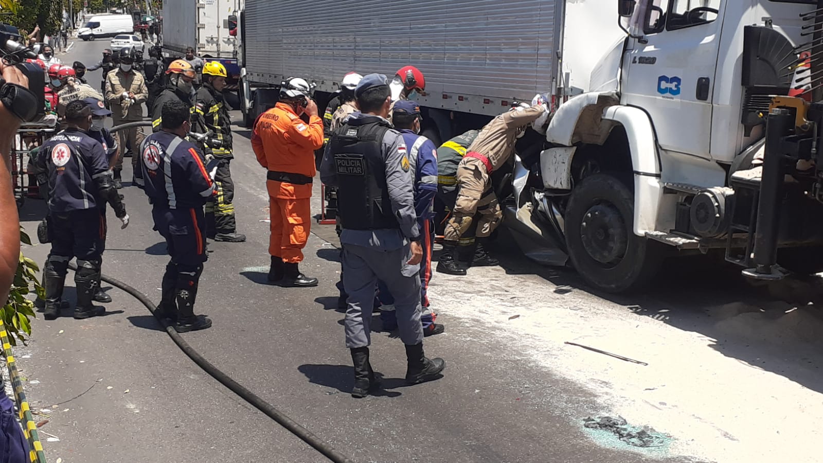 Duas pessoas morrem ao ter carro esmagado entre caminhão e carreta em Manaus