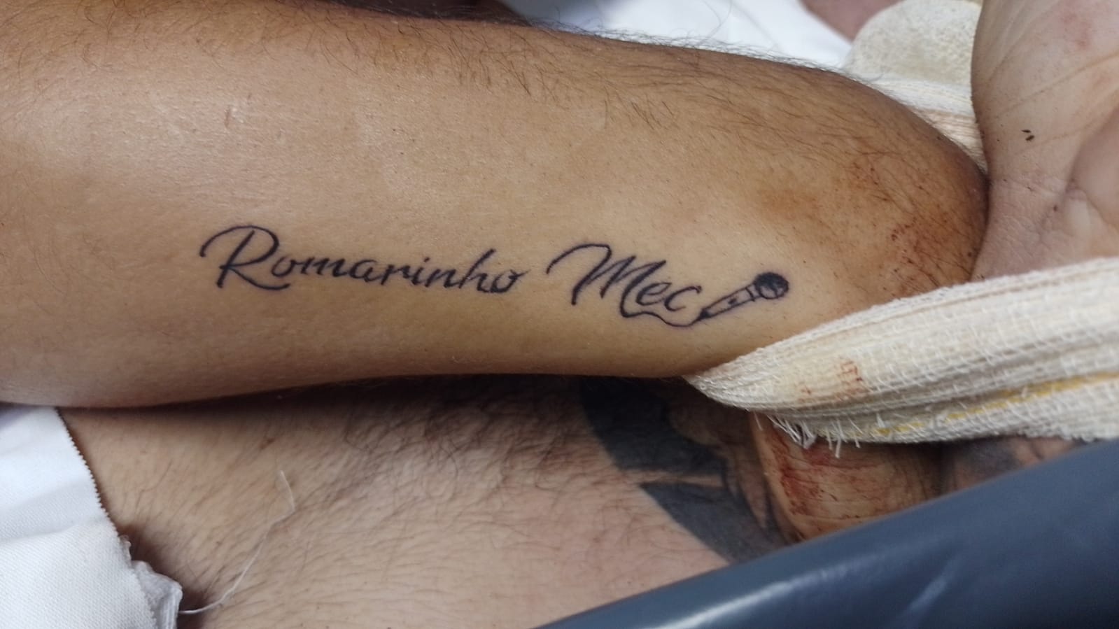 Influencer fez tattoo com nome de cantor de forró horas antes de morrer em velório no Amazonas