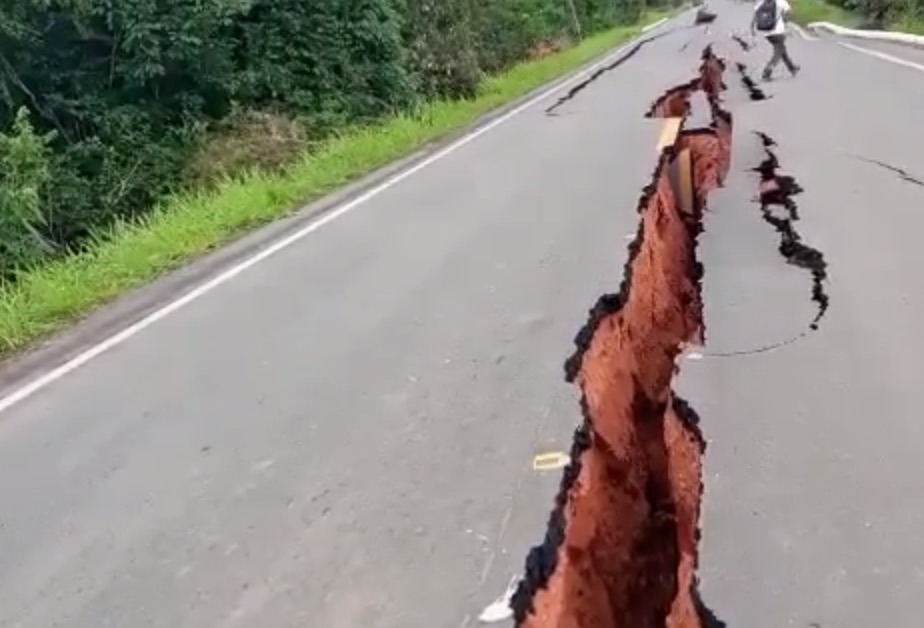 BR-319 é rachada ao meio e rodovia é interditada no Amazonas; vídeos impressionantes