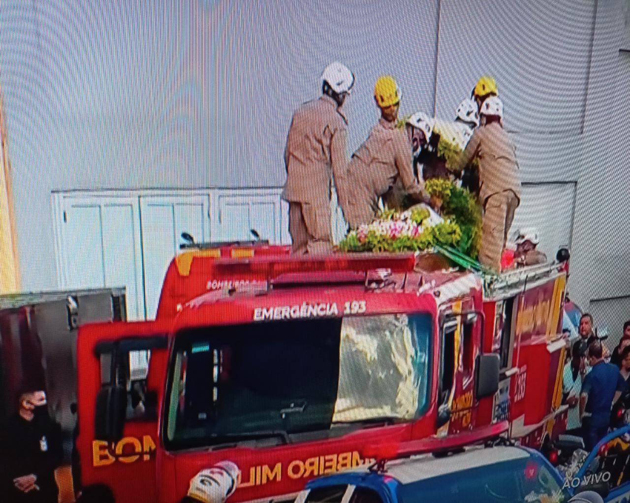 Momento de dor: Caixão é fechado e corpo de Marília Mendonça segue para sepultamento