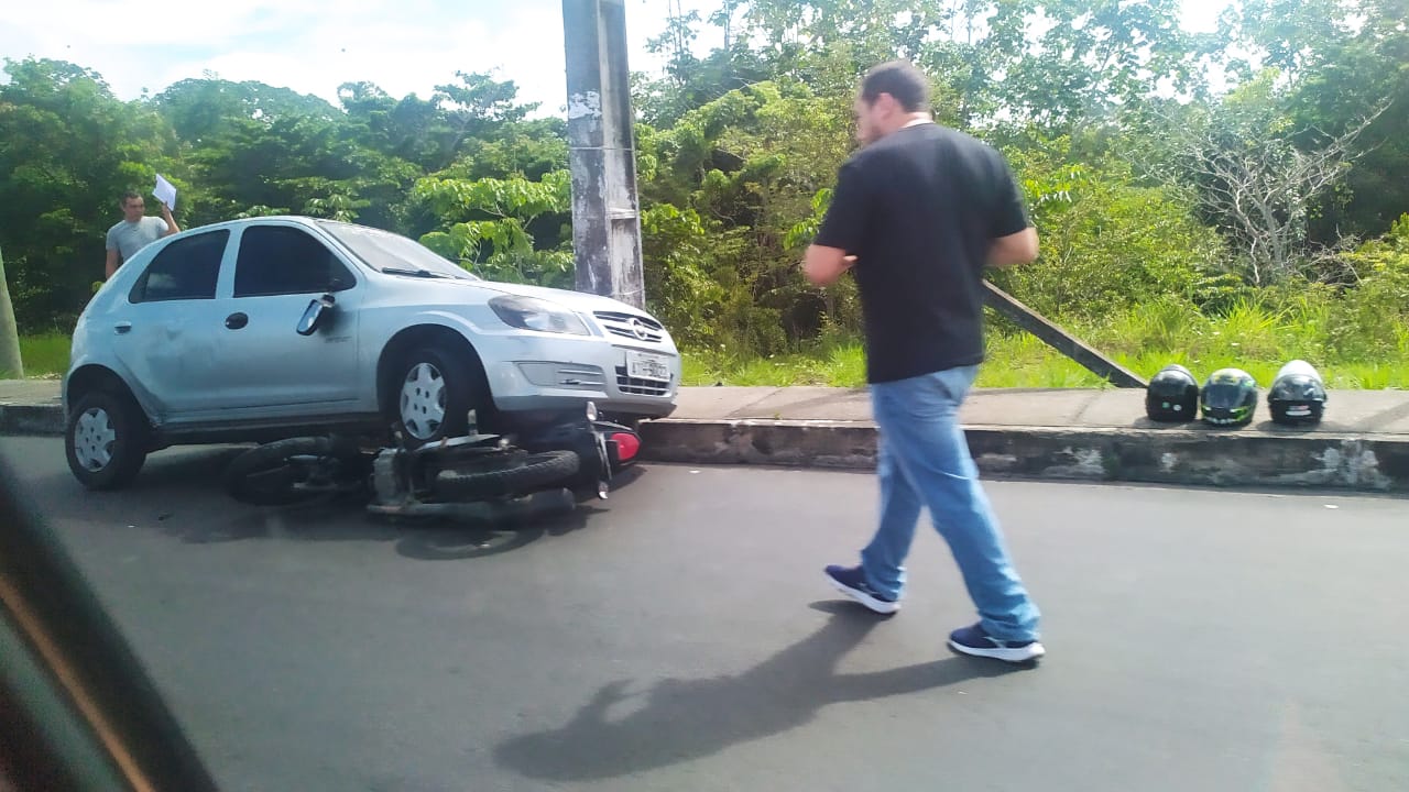 Criança fica ferida após motocicleta ir parar debaixo de carro em avenida de Manaus