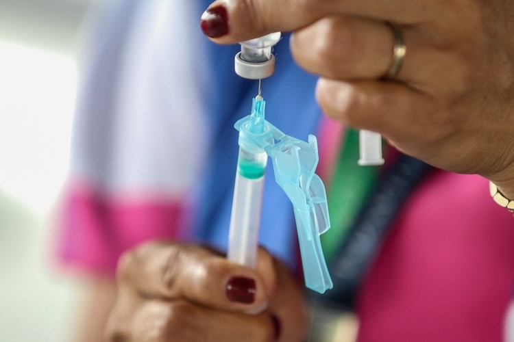 Saúde recomenda 4º dose de vacina contra Covid em idosos acima de 80 anos