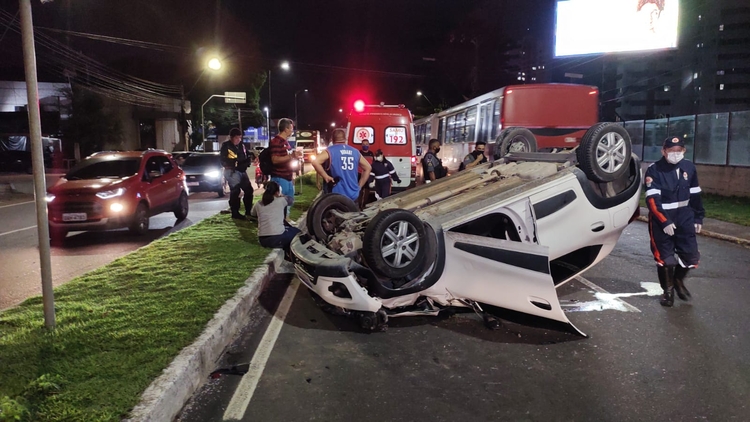 Vídeo mostra carro capotando após ser arrastado por carreta em Manaus