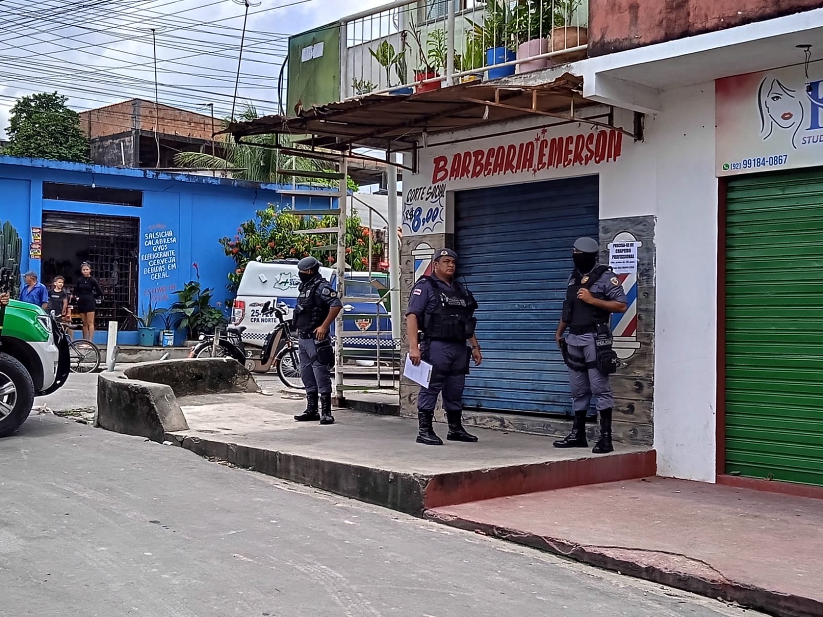 Dupla toca o terror em barbearia e mata jovem que aguardava corte de cabelo em Manaus